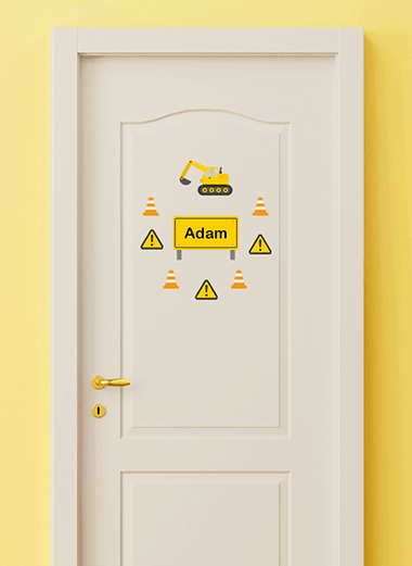 ملصقات باب البناء ملصقة على باب مع خلفية صفراء